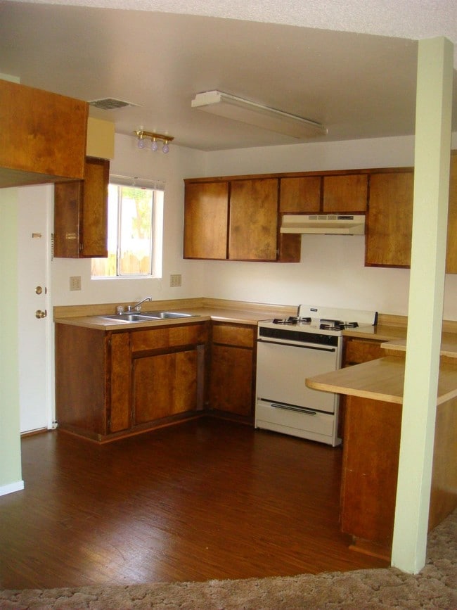 Building Photo - 639 Park St