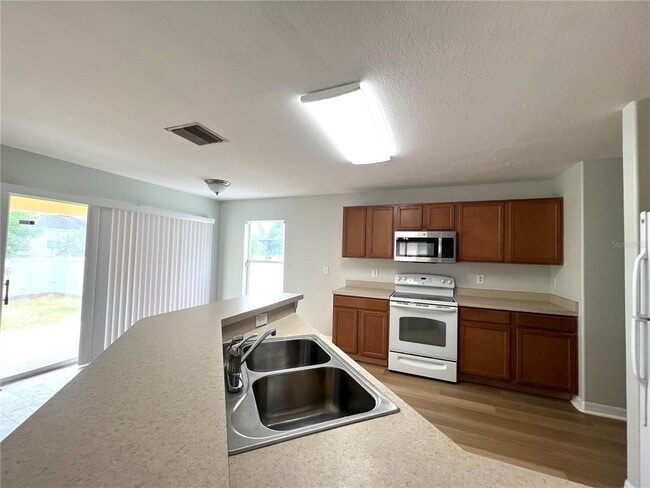 Foto del edificio - 10631 Shady Preserve Dr