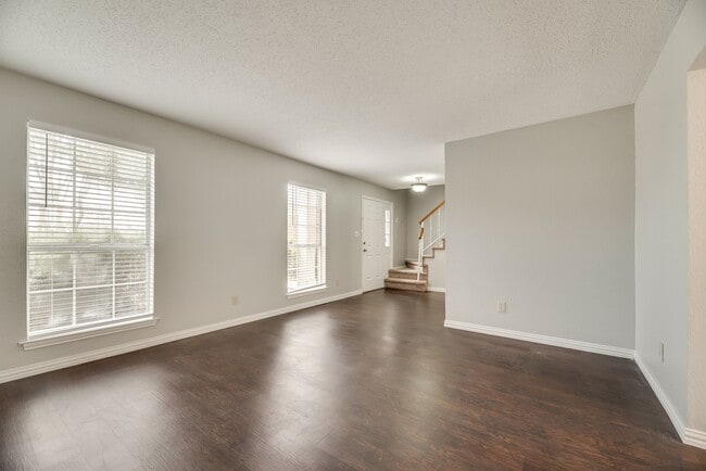 Photo - 4/2/2 in well established neighborhood House