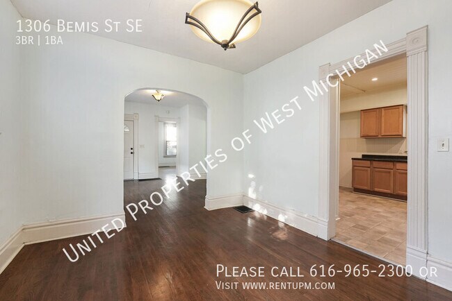 Building Photo - Available Now | 3 Bedroom 1 Bath Lower Lev...