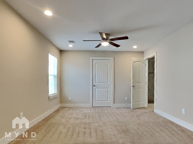 Building Photo - 5003 Higgins St