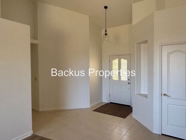 Foto del edificio - Wonderful corner three bedroom home at Las Palmas II