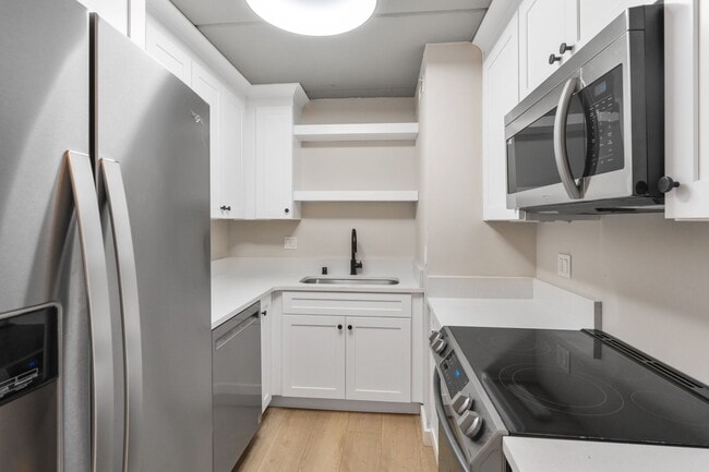 Kitchen - Cedar Creek Apartments