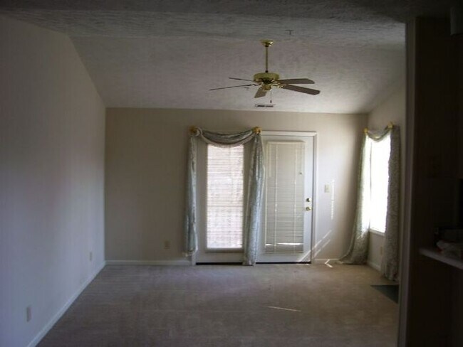 Foto del edificio - 275 Waterdown Dr