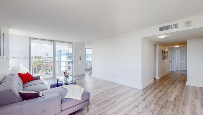 Foto del edificio - 16570 NE 26th Ave
