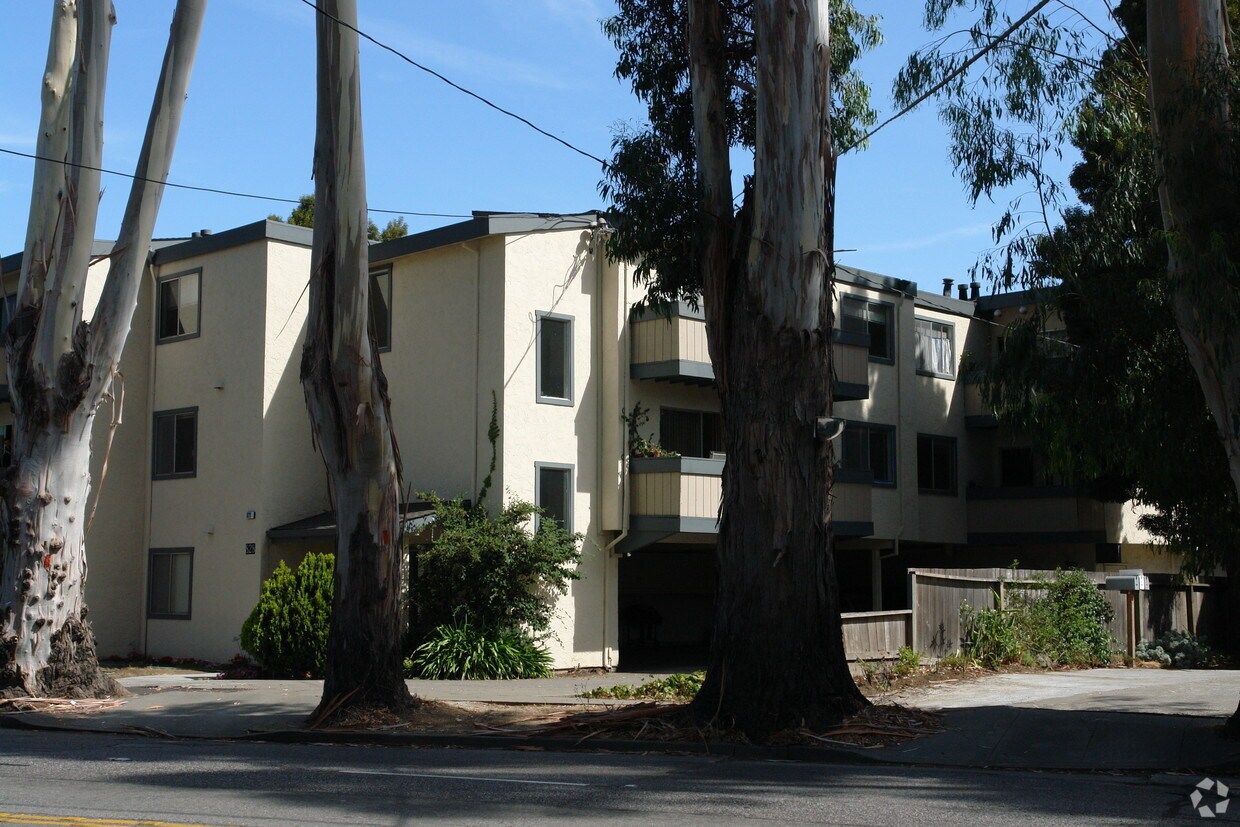 Building Photo - 828 El Camino Real