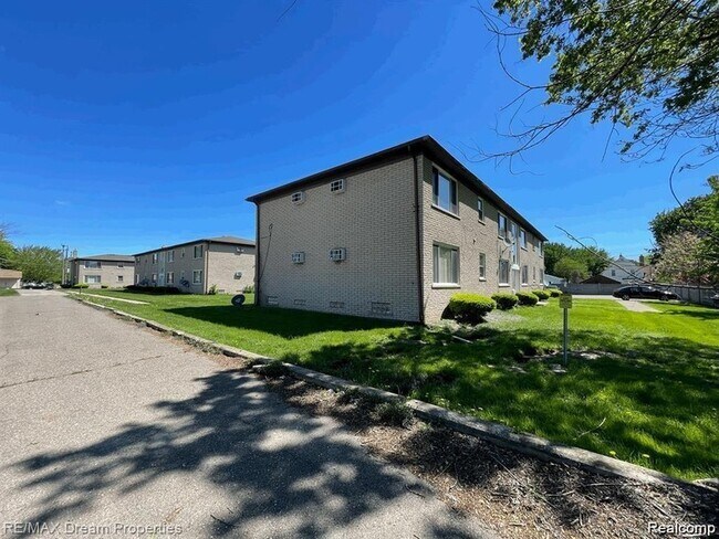 Foto del edificio - 16480 E 9 Mile Rd
