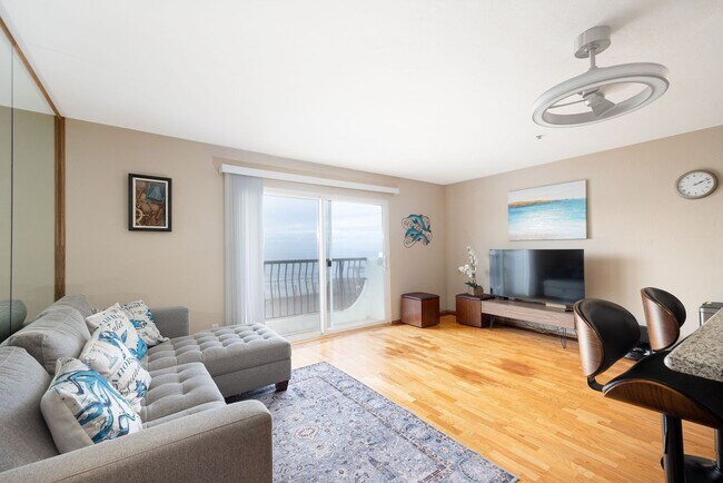 Foto del edificio - Oceanfront 2 bedroom condo available, full...