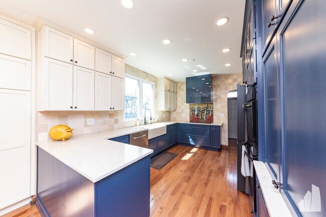 Foto del edificio - 4532 N Bernard St