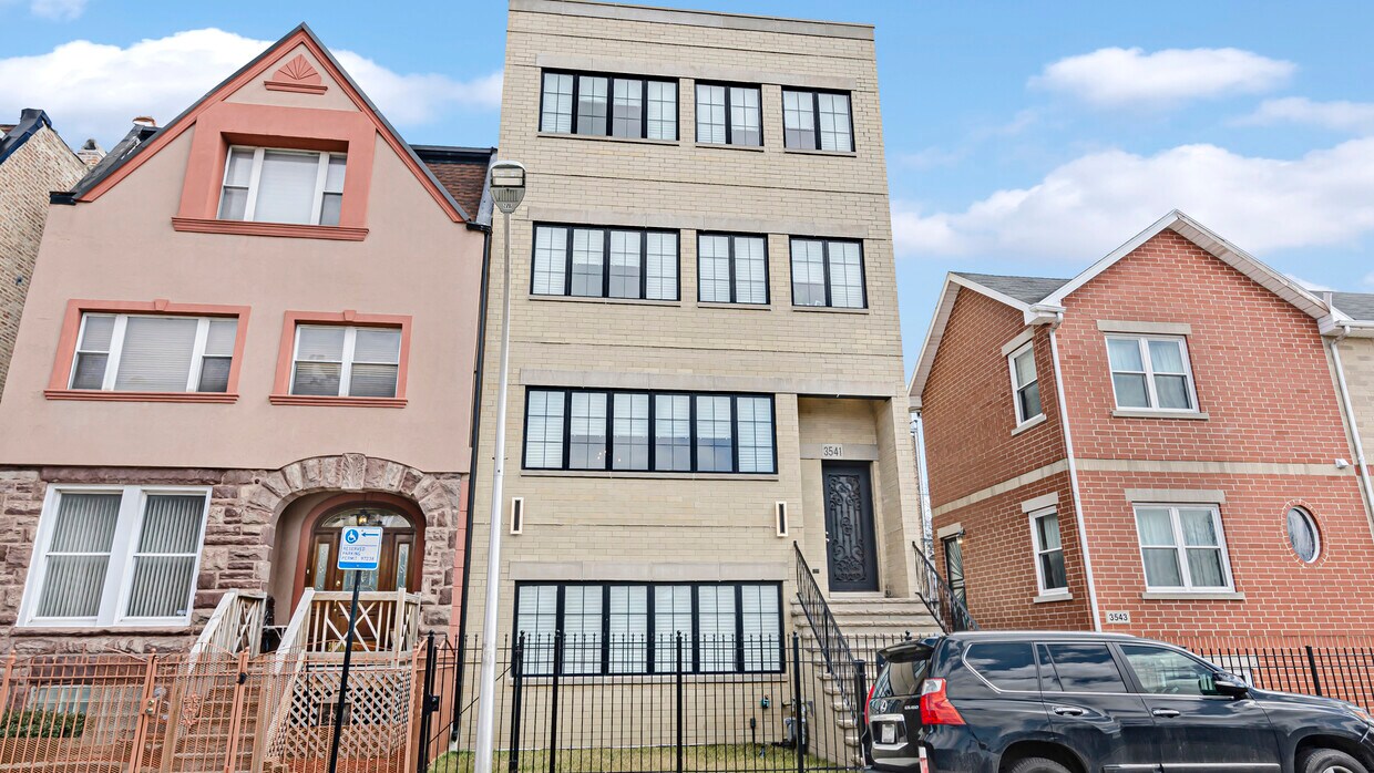 Foto principal - 3541 S Calumet Ave