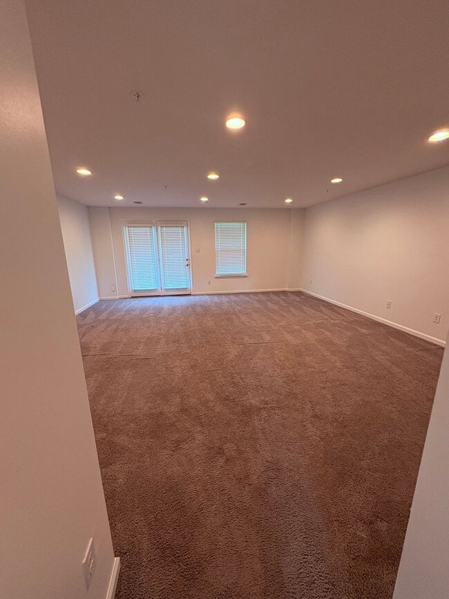 Building Photo - Spacious 2/2.5 Townhouse at Regents Glen-Y...