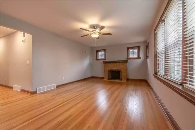 Living room - 5871 Loran Ave