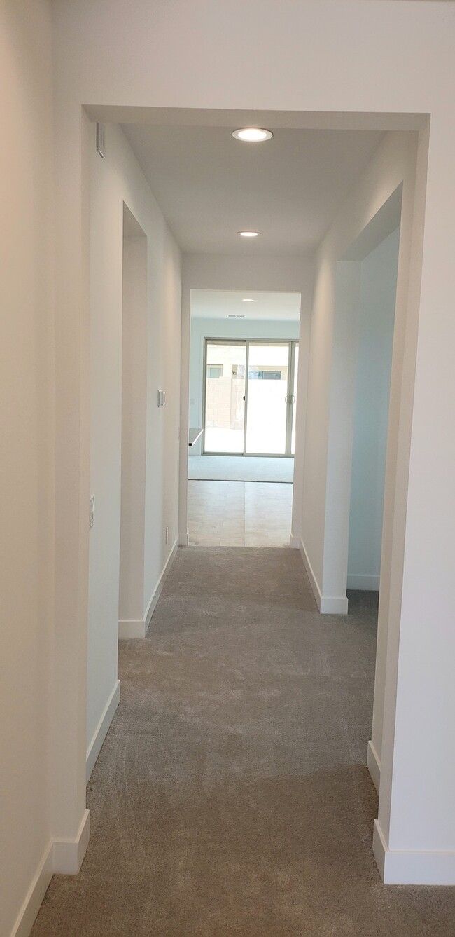 Foto del edificio - The 2 YEARS NEW 4 bedroom + 3 car garage r...
