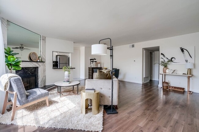 Living Room - 828 21st St