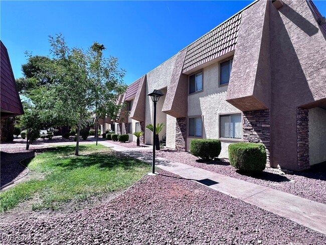 Building Photo - 4972 River Glen Dr