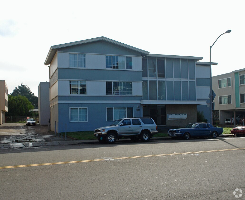 Building Photo - 583 Clarinada Ave