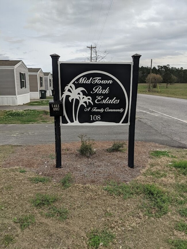 Building Photo - Newer mobile home with 3 bedrooms & 2 full...