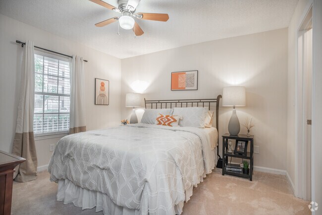2 habitaciones, 2 baños, 1000 pies cuadrados, dormitorio principal - Lakeshore Crossing