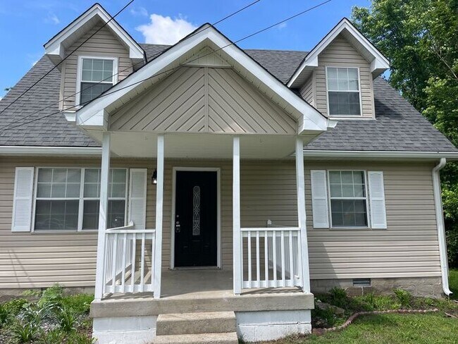 Building Photo - Comfortable 4-Bedroom Home in a Convenient...