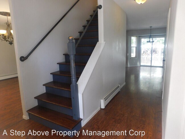 Building Photo - 4 br, 2.5 bath House - 638 1/2 Brooks Court