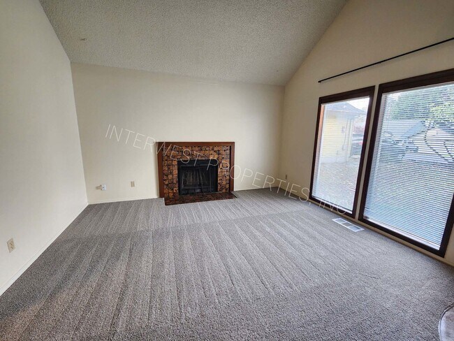 Foto del edificio - 3 Bd that Features Master on the Main with Fenced Yard, Fireplace, 2 Car Garage, & W/D Hookups