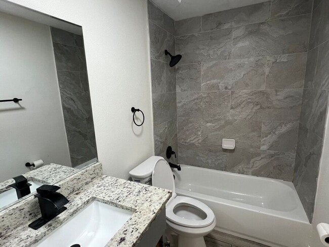 Foto del edificio - 310 E Tomlin St