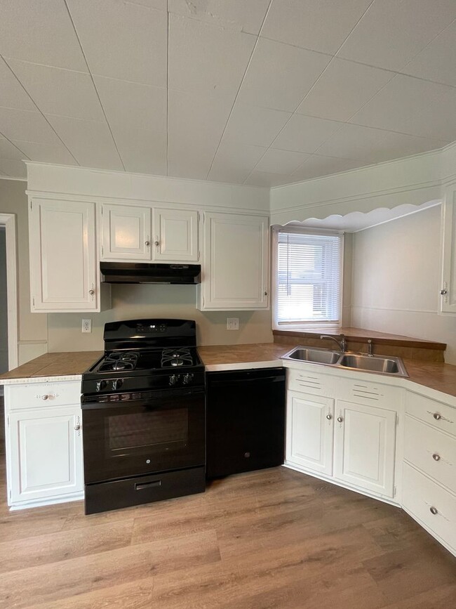 Building Photo - 3 Bedroom House AVAILABLE NOW