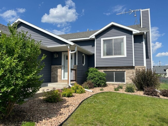 Building Photo - Beautifully Updated 4-Bed Home in Prime NW Location!