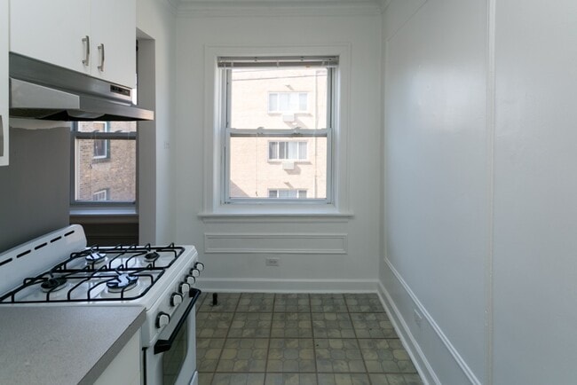 Building Photo - 5516 N Kenmore Ave