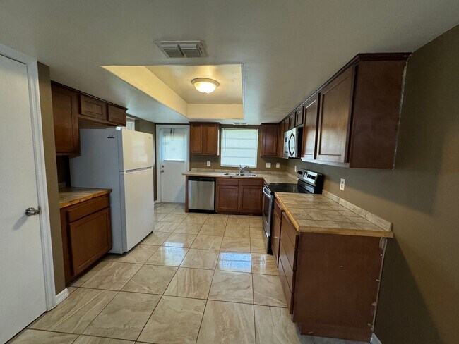 Building Photo - 4 Bedroom Great Location!