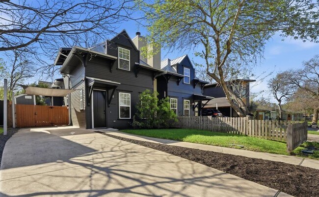 Foto del edificio - 3203 Locke Ln