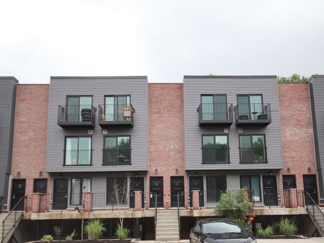 Building Photo - Huge Stacked Townhouse - 2 Bedrooms On A Park