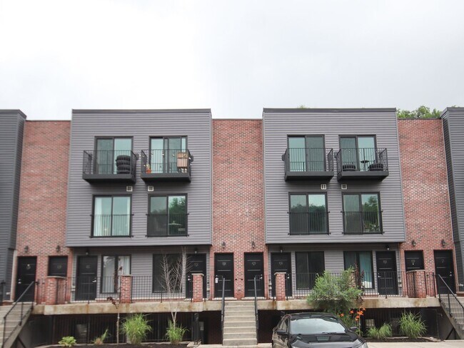 Photo du bâtiment - Huge Stacked Townhouse - 2 Bedrooms On A Park