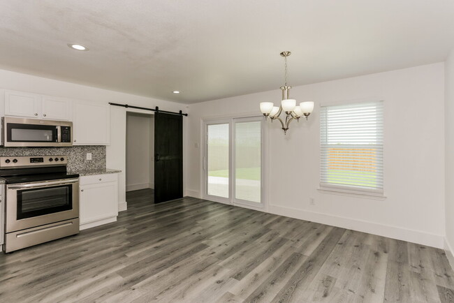 Building Photo - 1725 Vineridge Ln