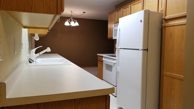Building Photo - 725 Evergreen Cir