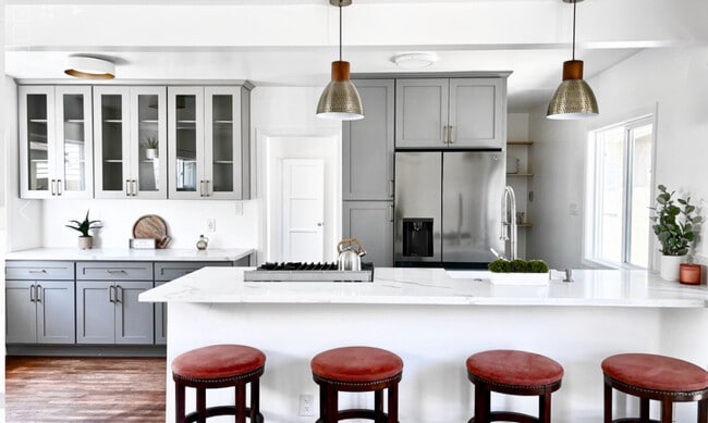 Building Photo - 1230 N Hollywood Way