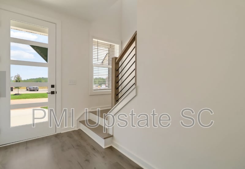 Building Photo - 1290 Westgate Vlg Dr