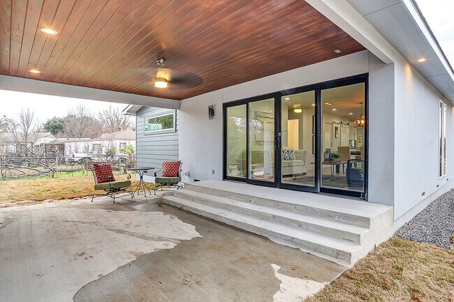 Covered patio for added living, dining and entertaining - 6550 Lockheed Ave