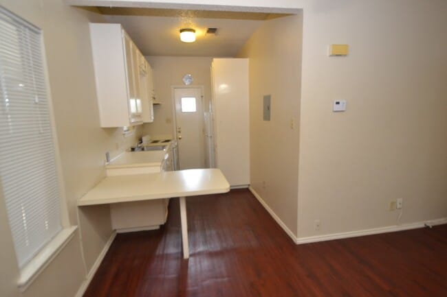 Building Photo - 4401 Speedway- Free Cable and Internet-Available for August!