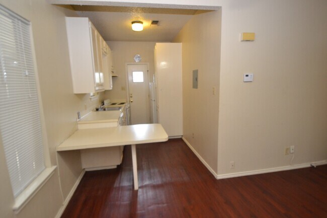 Foto del edificio - 4401 Speedway- Free Cable and Internet-Available for August!