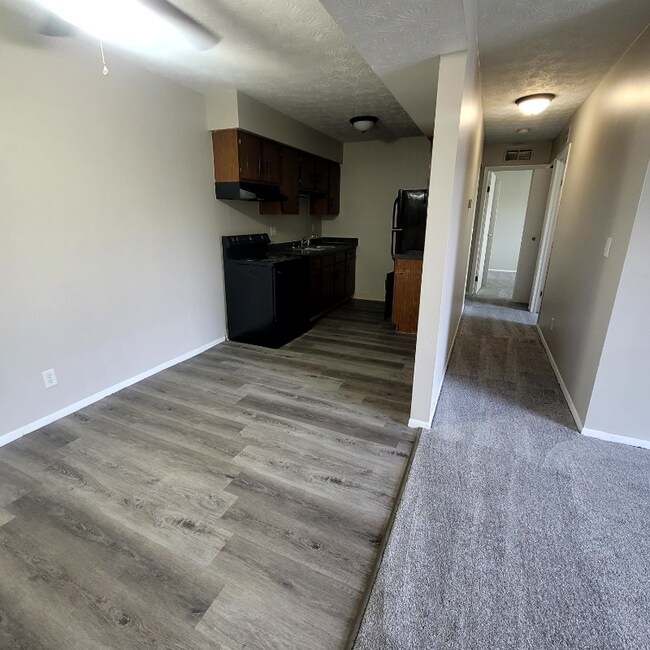 Building Photo - 1103 W Maple St