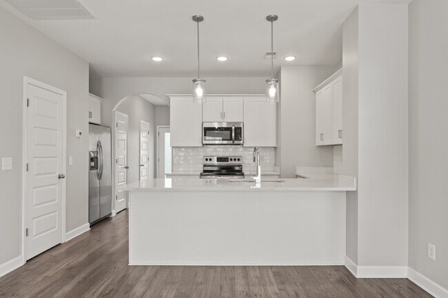 Foto del edificio - Luxury End-Unit Townhome Near 386 & Long Hollow Pike | Designer Finishes, Prime Location & Mainte...
