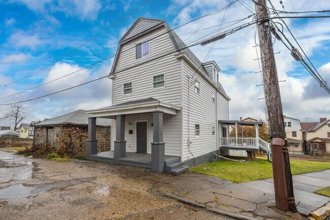 Foto del edificio - Stunning 3 bedroom home in McKees Rocks av...