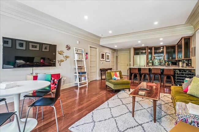 Foto del edificio - Great Luxury 3 Bedroom 2 Bath on H st NE! Offering half month free rent with a 12 month lease