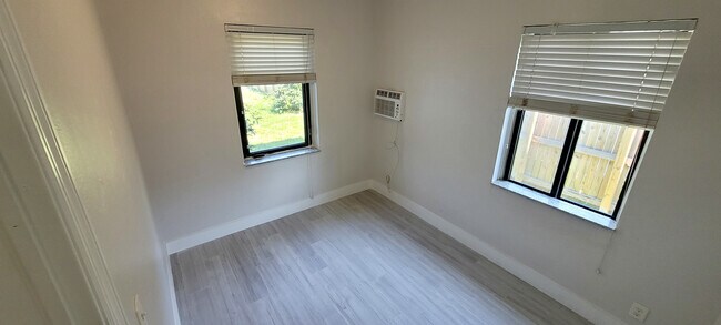 Foto del edificio - 927 NE 122nd St