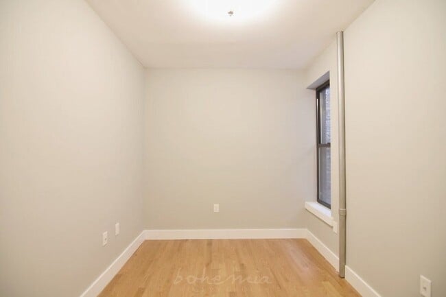Foto del edificio - 121 Vermilyea Avenue