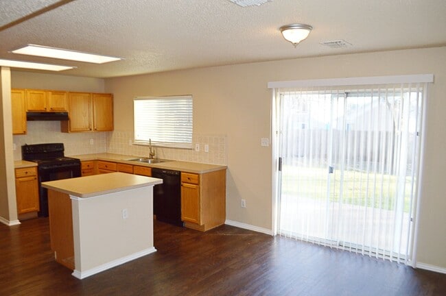 Foto del edificio - Large 2 story home with easy access to 820...
