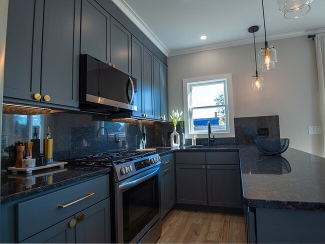 Building Photo - 93 Grove St