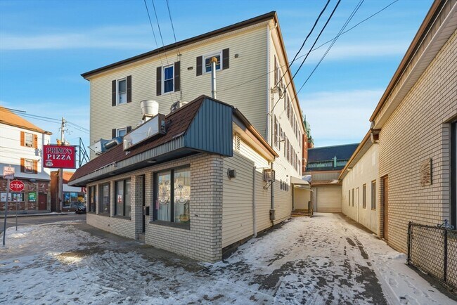 Foto del edificio - 312 Rivet St