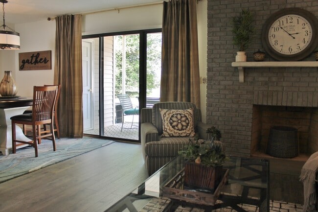 Foto del edificio - 7805 Renaissance Ct